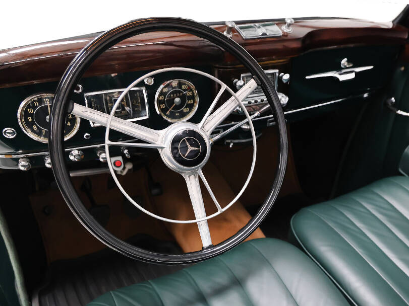 Mercedes Benz 220 Interior 