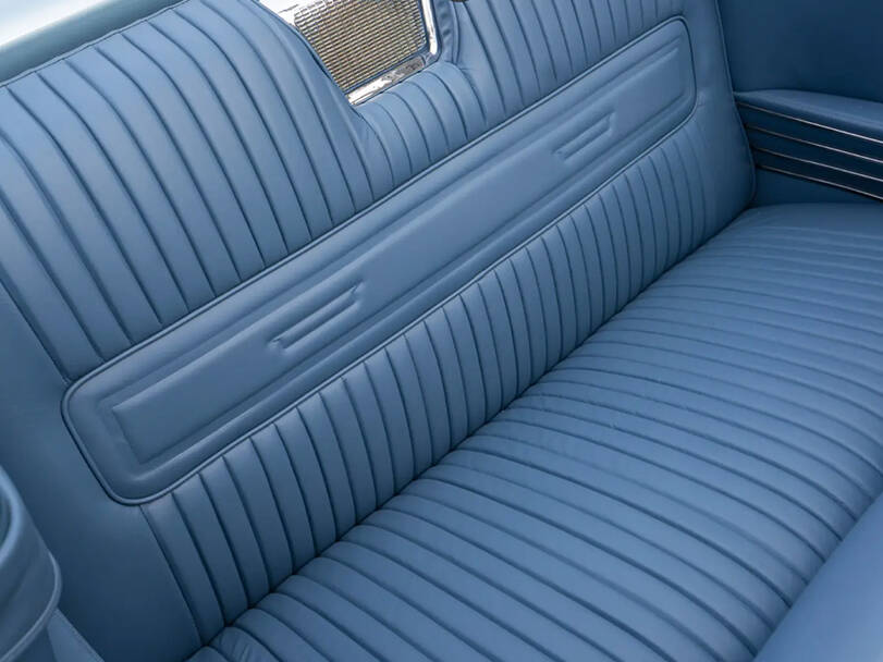 مرسيدس بنز 220 SE كونفيرتيبل الداخلية 