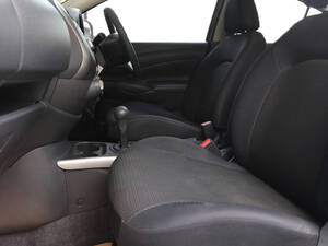 نيسان ألميرا الداخلية 