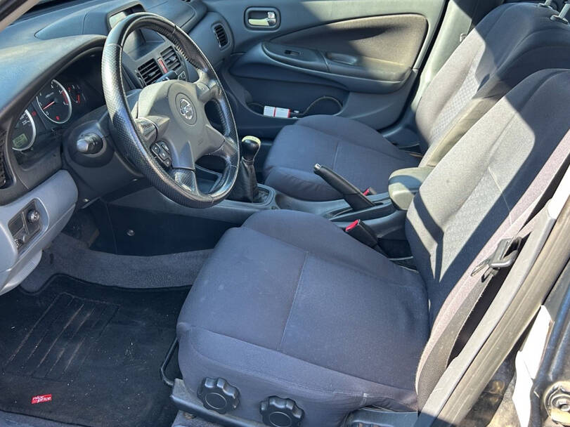 Nissan Almera Tino Interior 