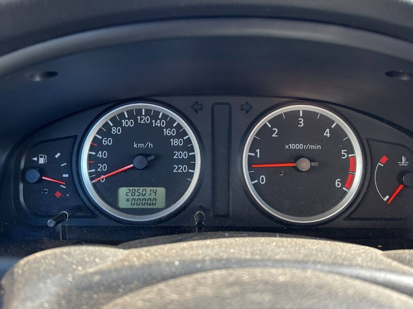 Nissan Almera Tino Interior 