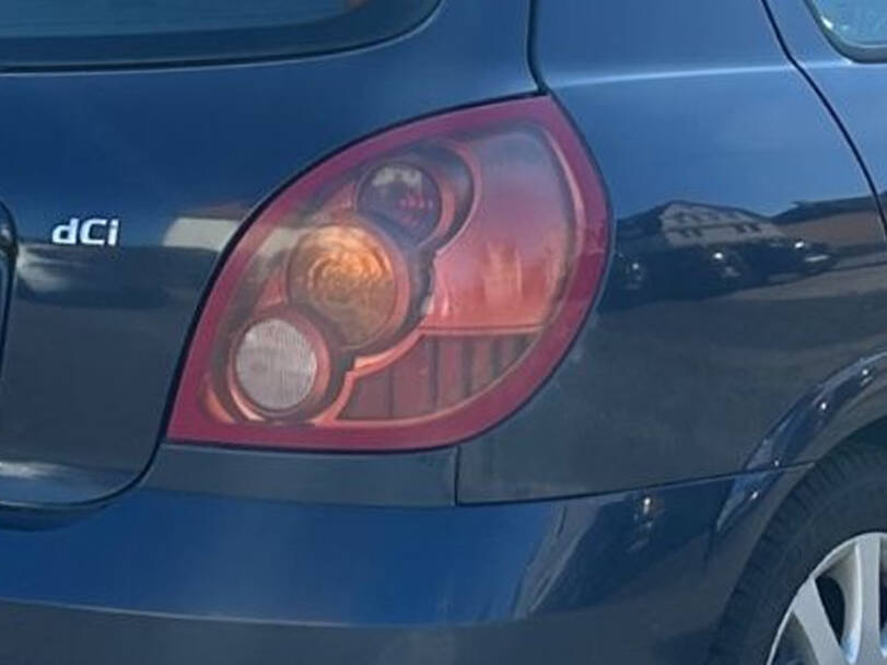 Nissan Almera Tino Exterior 