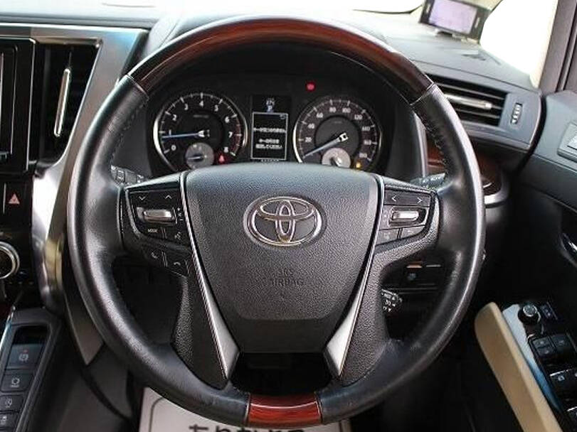 تويوتا ألفارد الجيل الثالث (AH30) الداخلية 