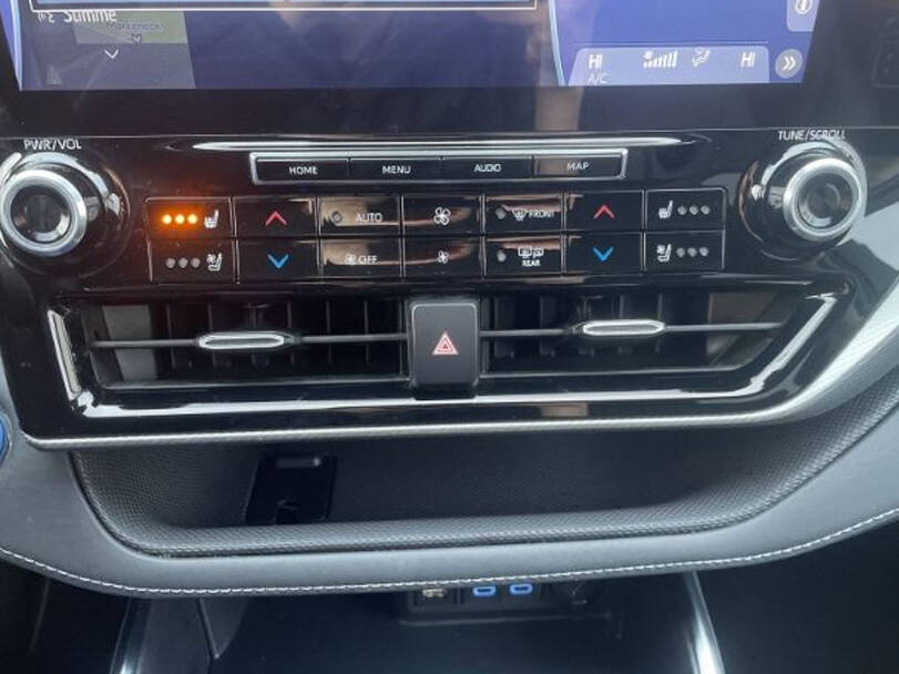 Toyota Kluger Interior 