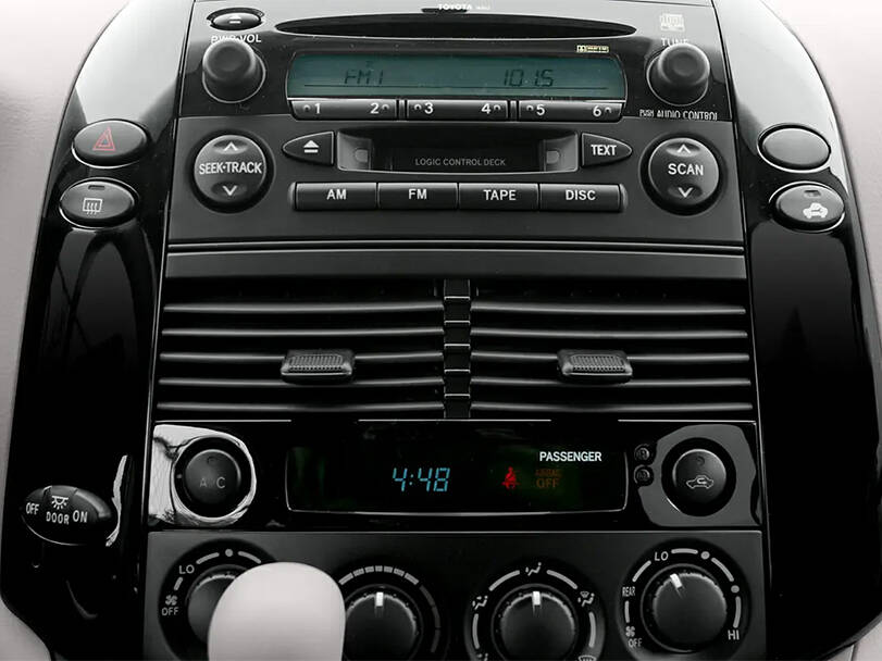 Toyota Sienna 2nd (XL20) Generation Interior 